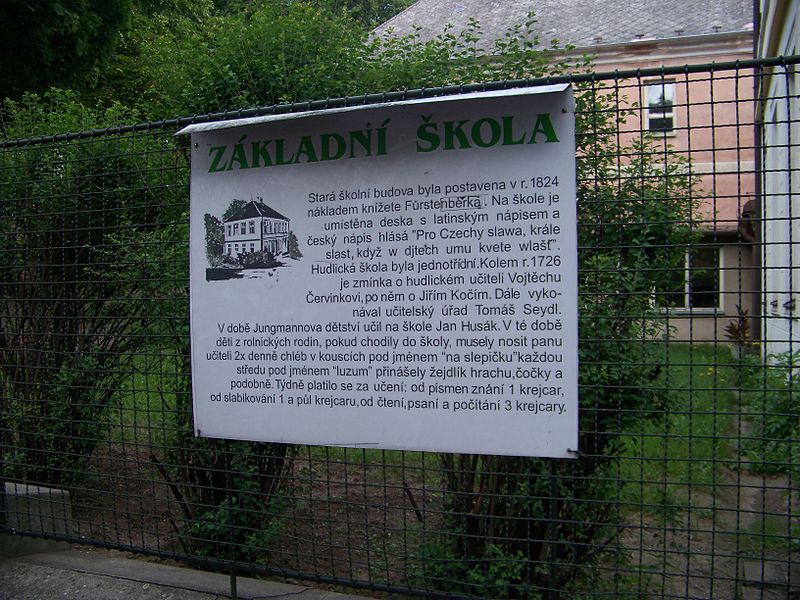 File:Hudlice, škola, infotabule.jpg