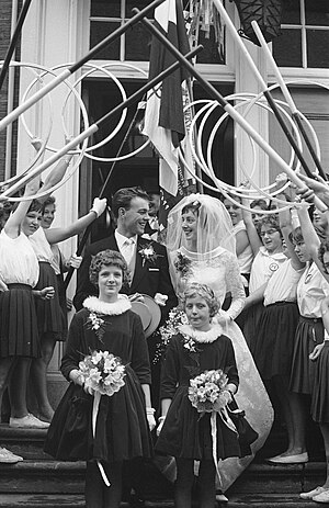 Ria van Velsen and Thijs Rietveld are getting married on 14 December 1961 Huwelijk van turnster Ria van Velsen met Thijs Rietveld in Bodegraven. Echtpaar , Bestanddeelnr 913-2888.jpg