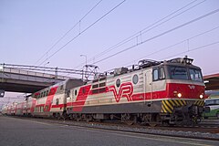 Sr1-3069 i hvitt og rødt VR-liv med toetasjes tog