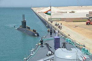 Duqm Oman.jpg portida joylashgan INS Shishumar (SSK sinf sub)