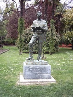 Ignacio aldecoa (estatua).jpg
