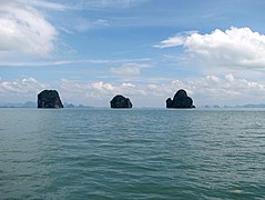 Foto das ilhotas tailandesas de Phang Nga, ilustrando a parte aquática da paisagem de Kashyyyk.