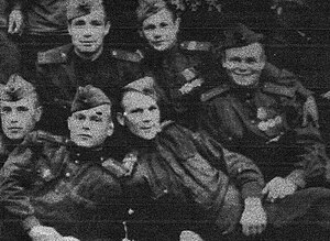 Иван Клименко (второй ряд, крайний справа) с однополчанами, деревня Чекулино, 1943 год.