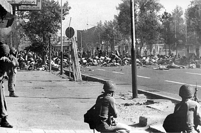 Tiroteios por parte do exército iraniano na Praça Jaleh (Teerã) após a imposição da lei marcial no Irã em setembro de 1978, massacre com 88 mortos
