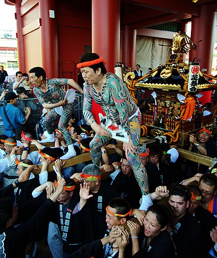 ヤクザは、多くの場合、三社祭などの地元のお祭りに参加し、精巧なタトゥーを誇らしげに誇らしげに通りを神社に通します。