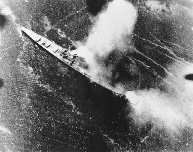 空襲を受ける日本の重巡洋艦筑摩（1943年11月5日）