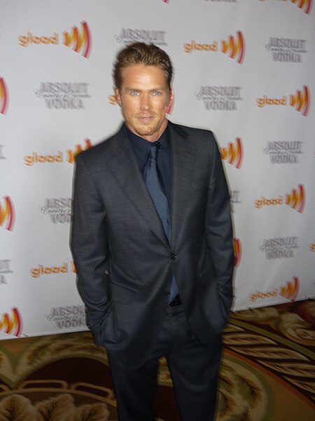 File:Jason Lewis 2010 GLAAD Media Awards.jpg