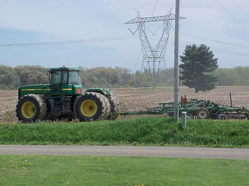 John Deere 9400 pulls a disc harrow in Ohio