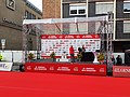 Köln-Marathon 2022: Moderatoren- und Siegerehrungstribüne in der Komödienstraße