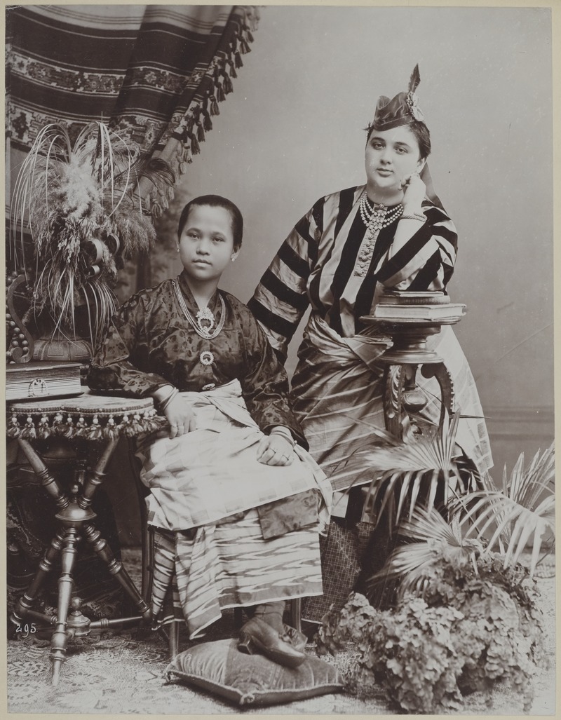 Sultana Khadijah of Johor and an unnamed lady. Here shown kebaya was used alongside baju kurung by Malay royalties, circa 1900.