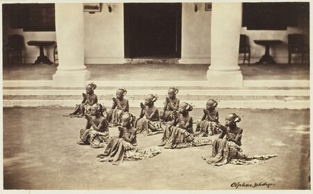 Fail:KITLV_3904_-_Kassian_Céphas_-_Serimpi_of_the_Sultan_of_Jogjakarta_a_sembah_prior_to_a_dance_called_Semang_I_-_Around_1885.tif