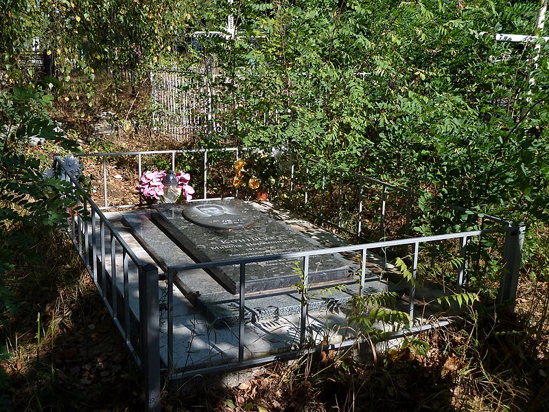 File:Kamin-Kashyrskyi Volynska-grave of Konischuk-1.jpg