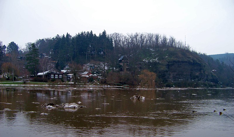 File:Kazín, osada a skála, přes řeku.jpg