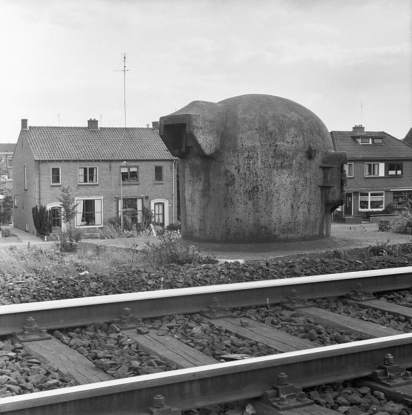 File:Kazemat bij spoorlijn IJsselbrug - Deventer - 20054273 - RCE.jpg