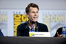 Kevin Conroy reprend le rôle de Bruce Wayne / Batman. Il interprète le personnage dans de nombreuses œuvres depuis la série Batman de 1992.