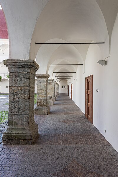 File:Klagenfurt Viktring Stift Arkadenhof Arkadengang 23052022 4604.jpg