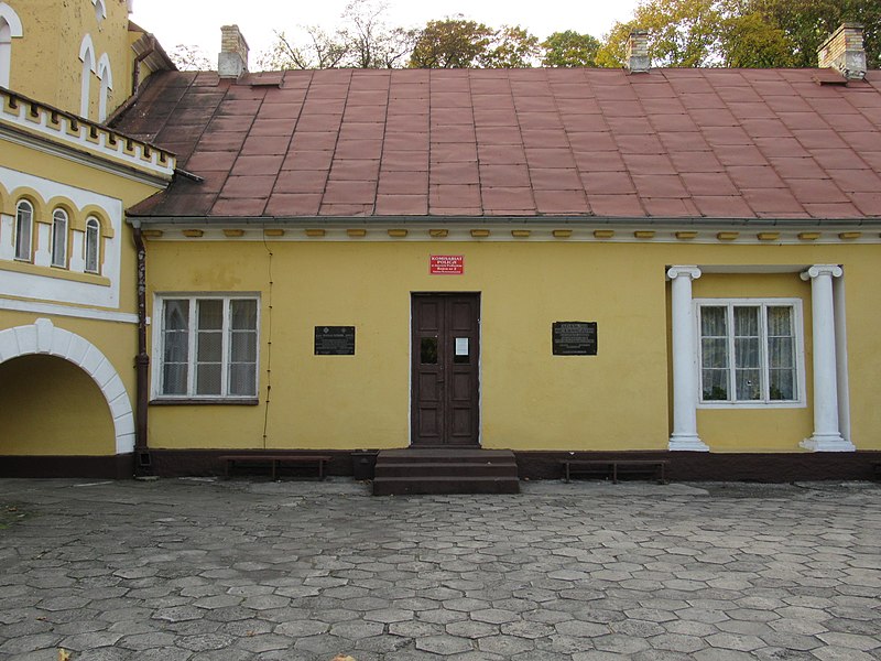 File:Konstantynow-police-station-in palace-181007.jpg