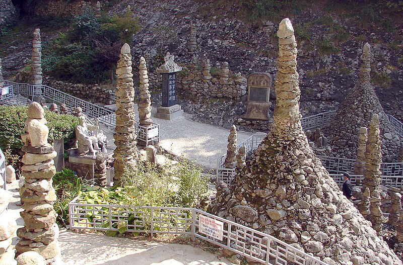 800px-Korea-Jinan-Tapsa_and_Stone_Pagodas_3724-07.jpg