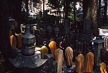 Buddhistische Mönche auf einem Friedhof auf dem Kōya-san