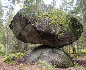 Kummakivi balancing rock in Ruokolahti, Finland.jpg