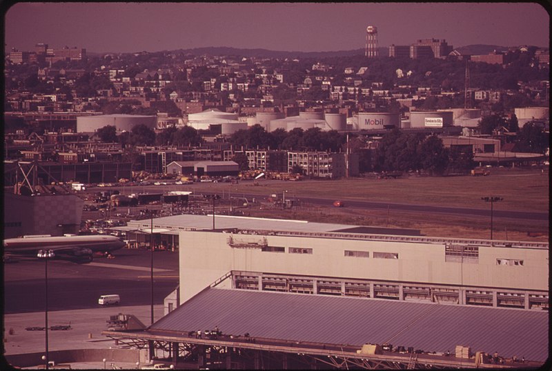 File:LOOKING NORTH FROM LOGAN AIRPORT'S 16TH FLOOR OBSERVATION DECK. NEPTUNE ROAD HOMES AT LEFT AND CENTER, IN FRONT OF... - NARA - 548436.jpg