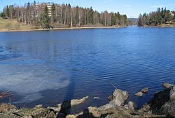 Lørenskogs rådhus i hovedstaden Kjenn ses i baggrunden.