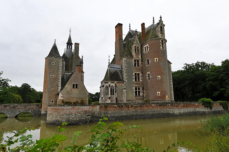 File:Lassay Sur Croisne - Le Château du Moulin 08.jpg