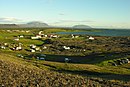 Horft til suðurs yfir bæjarstæðið. Bláfjall og Sellandafjall í fjarska.