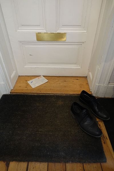 File:Letter delivered to an appartment in Stockholm, Sweden.jpg