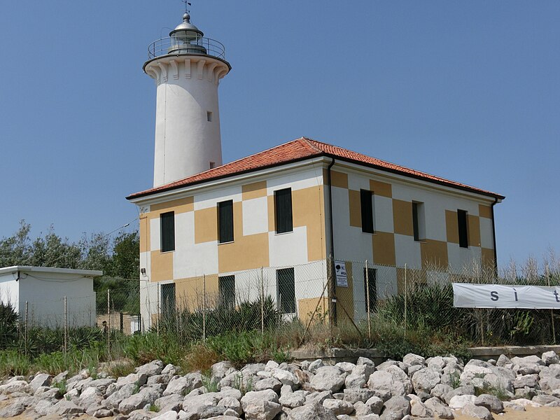 File:Leuchtturm Bibione 2016.jpg