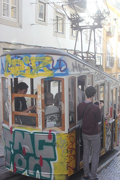 File:Lisboa Elevador da Bica (25609643387).jpg