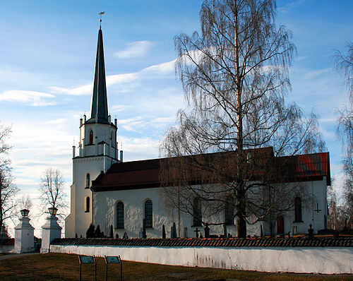 Tidligere var kommunesenteret i Løten nær kirken. Foto: Mahlum