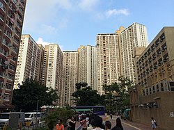 Несколько 30-этажных жилых домов, входящие в состав Lok Wah South Estate.