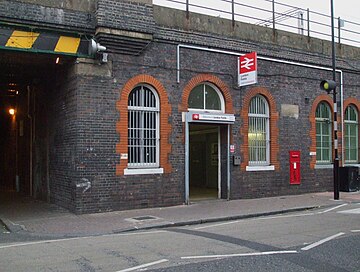 Archivi:London_Fields_stn_entrance.JPG