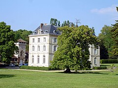 Le « château d'Hérivaux », bâtiment conventuel profondément modifié des XVIIe et XVIIIe siècles. À gauche, une tour qui fait partie des communs construits en 1820.