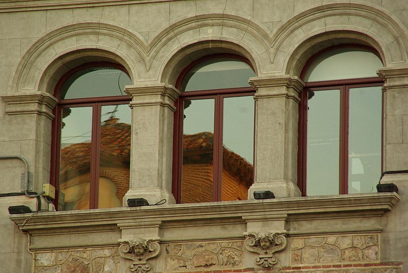 File:MADRID E.U.R. PLAZA DE LA VILLA (REFLEJOS) - panoramio.jpg