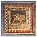 Mosaico que muestra a Dioniso bebiendo, montado sobre un tigre.