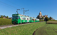 Pendelzug der MBC mit Be 4/4 und Niederflur-Zwischenwagen beim Schloss Vufflens, 2013