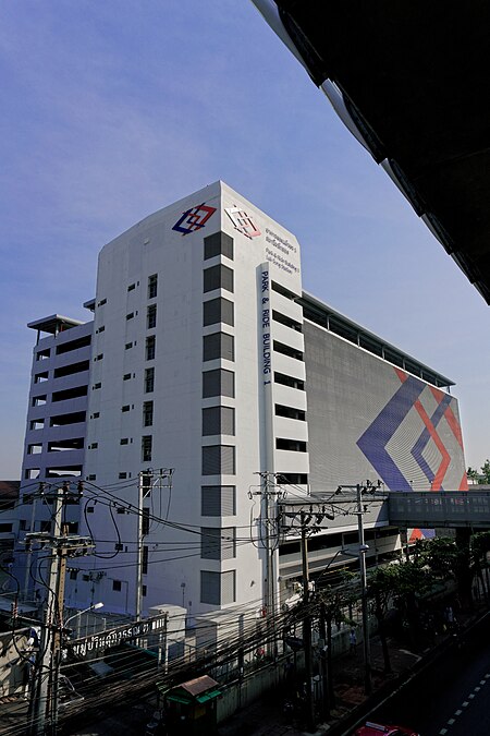 ไฟล์:MRT_Lak_Song_station_-_Park_n_ride_buildings_1_-_12-12-19.jpg