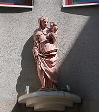 Détail d'une statue de la Vierge à l'Enfant sur la façade[3].