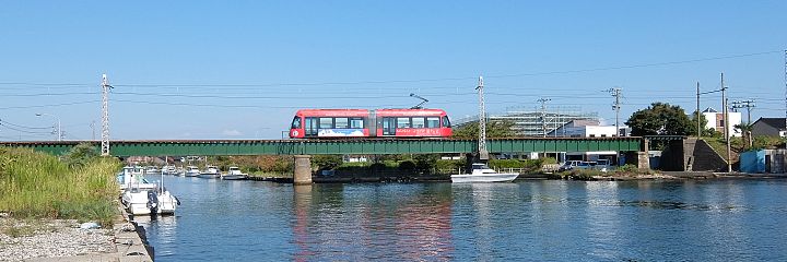 運河を渡る万葉線の電車（2014年9月21日）
