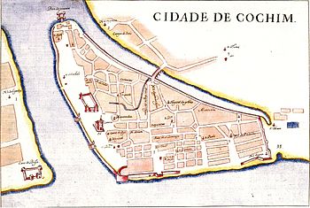 Portuguese map of district of Santa Cruz (Fort Kochi), showing location of Fort Manuel of Cochin. Orientation is eastwards, with Vembanad lake on top, and Arabian Sea at bottom. Vypin island is across the water on the left, Mattancherry across the Rio do Esteiro on the right. At the top of the Santa Cruz peninsula is visible the pezo da pimenta (pepper wharf) Map of Portuguese Cochin.jpg