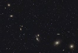 NGC 4402 مع سلسلة ماركاريان.