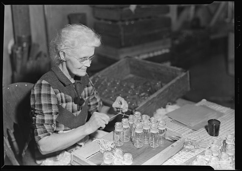 File:Millville, New Jersey - Glass bottles. A wash and tie girl tying stoppers to bottles. This is one of the few... - NARA - 518636.jpg
