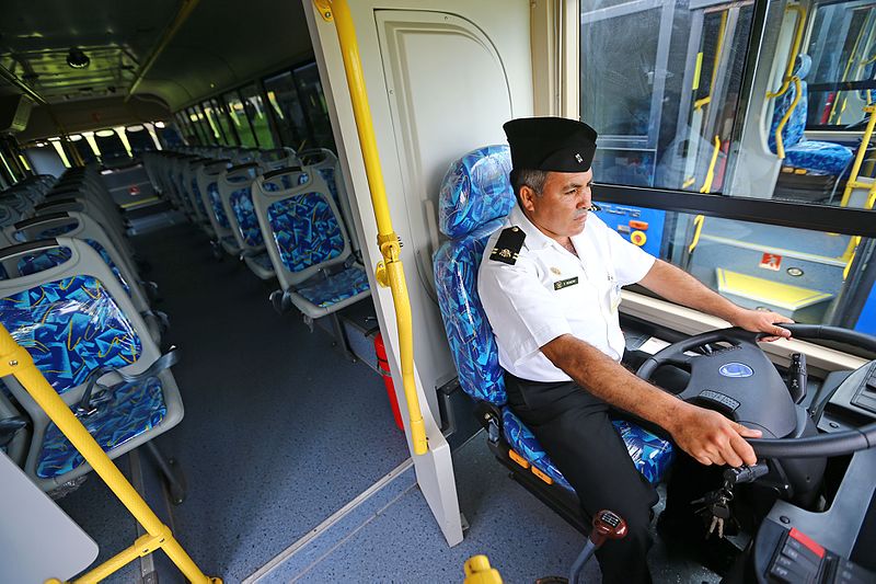 File:Ministro de Defensa participó en ceremonia de entrega de buses a la Marina (8499471109).jpg