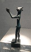 Minotaure. Support de poignée de tripode. Bronze, H. 18,4 cm. Fin du VIIIe siècle. Louvre[52]