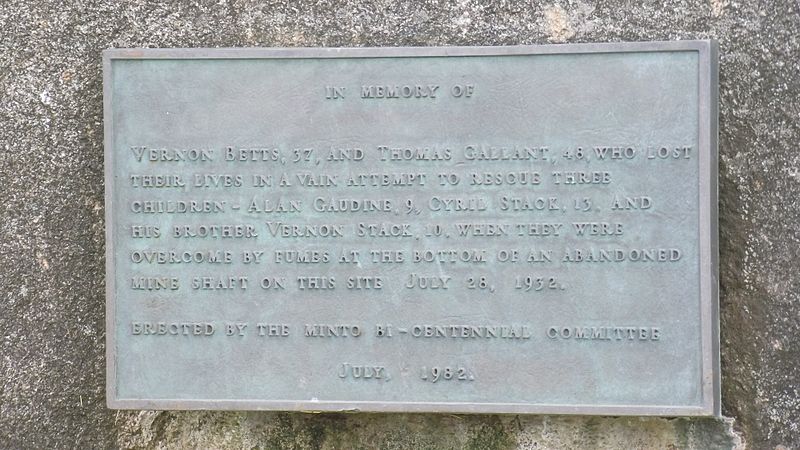 File:Minto Memorial Stone Inscription, Minto, New Brunswick.jpg