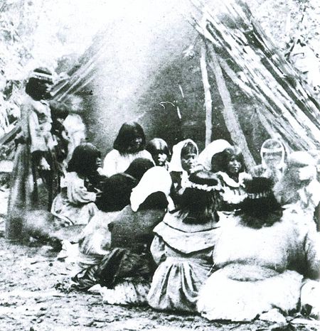 Tập_tin:Miwok-Paiute_ceremony_in_1872_at_current_site_of_Yosemite_Lodge.jpeg