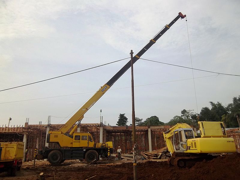 File:Mobile crane in IPB.JPG