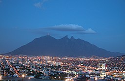 Monterrey med berget Cerro de la Silla i bakgrunden.